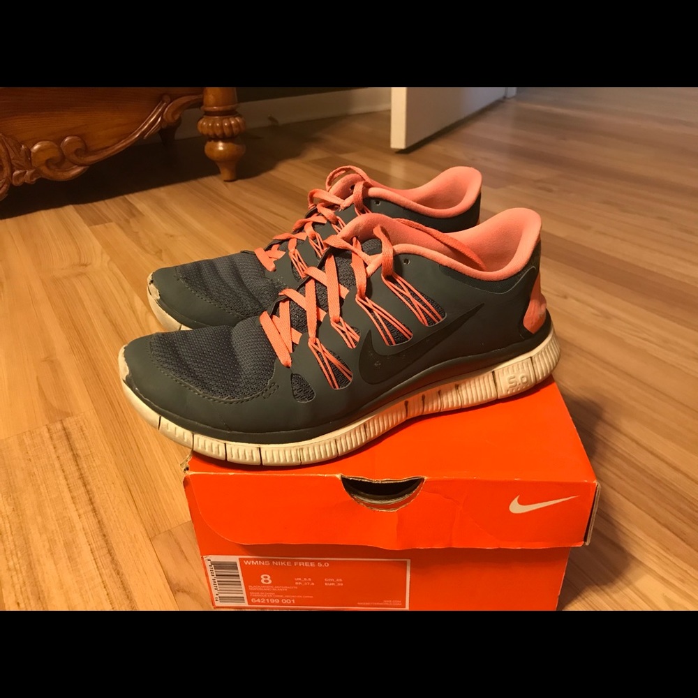 Dark Grey & Peach Women’s Nike Free Run 5.0 Shoe